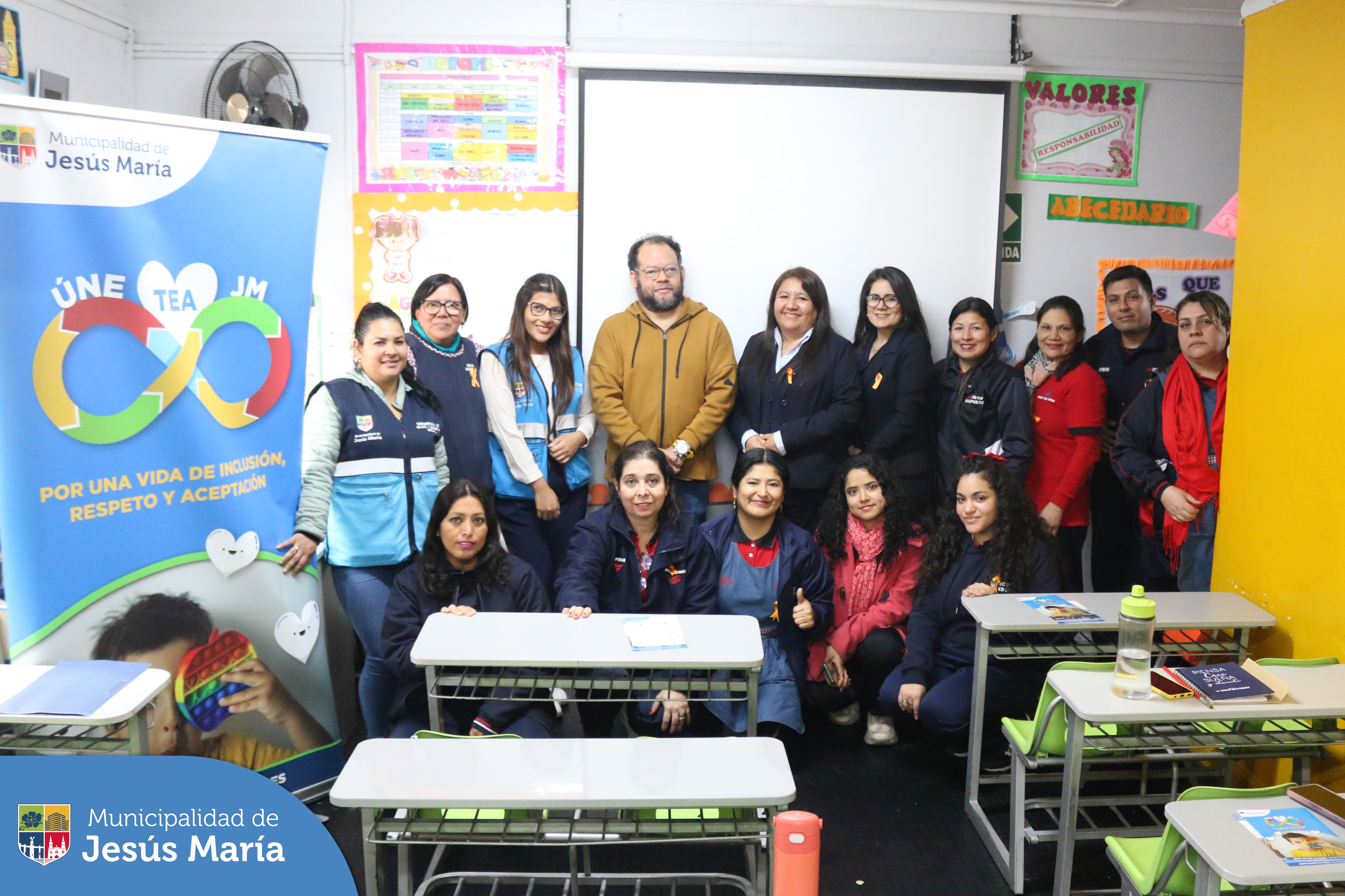 Nuestra Oficina Municipal de Atención a las Personas con Discapacidad brindó la charla "Inclusión y apoyo para estudiantes con TEA" a los docentes de inicial y primaria del Colegio Saco Oliveros. 🏫
Con esta capacitación, buscamos dotar a los docentes con herramientas más efectivas para apoyar a nuestros estudiantes con Trastorno del Espectro Autista (TEA) y seguir promoviendo una educación inclusiva en los colegios del distrito.