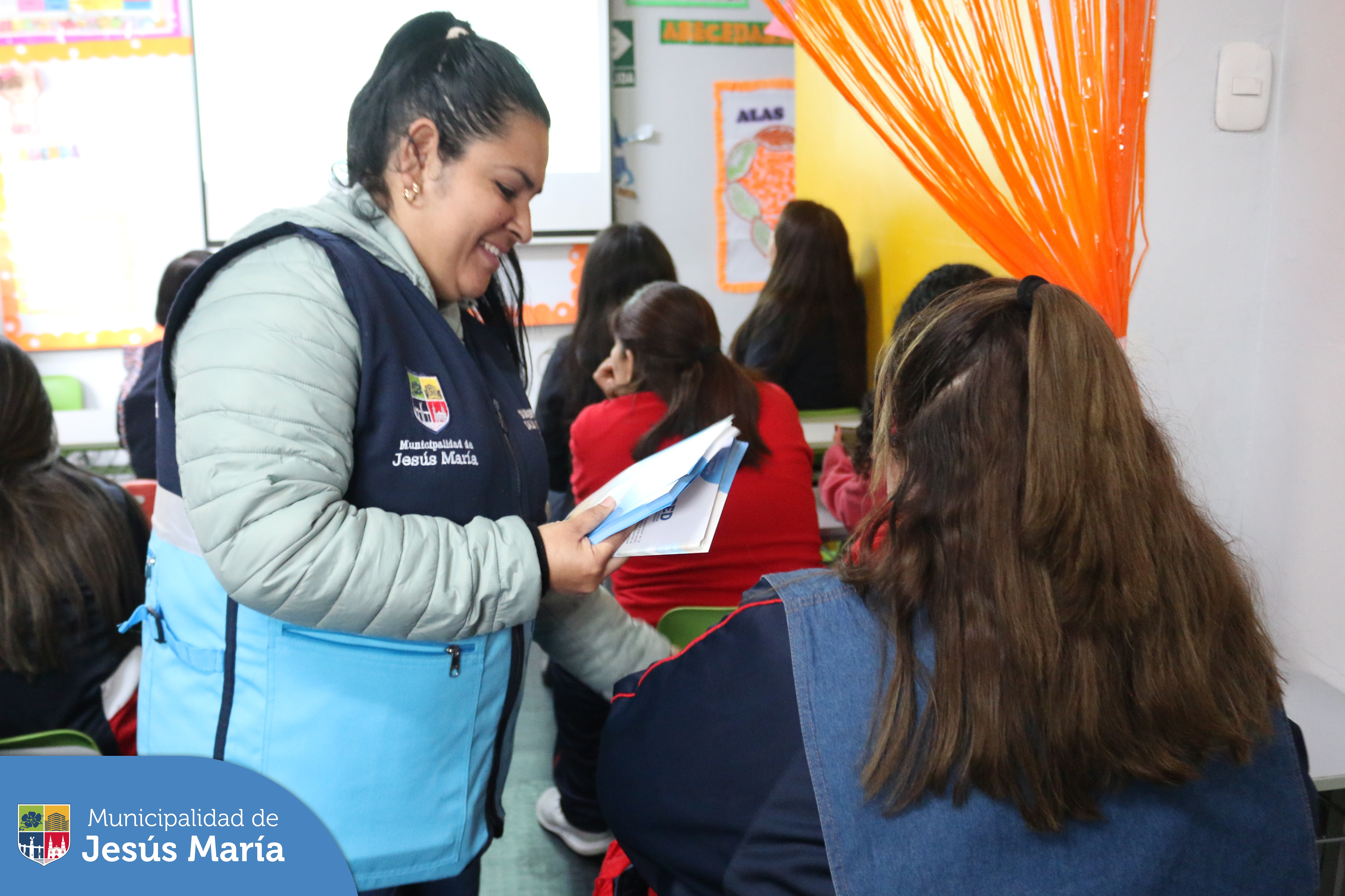 Nuestra Oficina Municipal de Atención a las Personas con Discapacidad brindó la charla "Inclusión y apoyo para estudiantes con TEA" a los docentes de inicial y primaria del Colegio Saco Oliveros. 🏫
Con esta capacitación, buscamos dotar a los docentes con herramientas más efectivas para apoyar a nuestros estudiantes con Trastorno del Espectro Autista (TEA) y seguir promoviendo una educación inclusiva en los colegios del distrito.