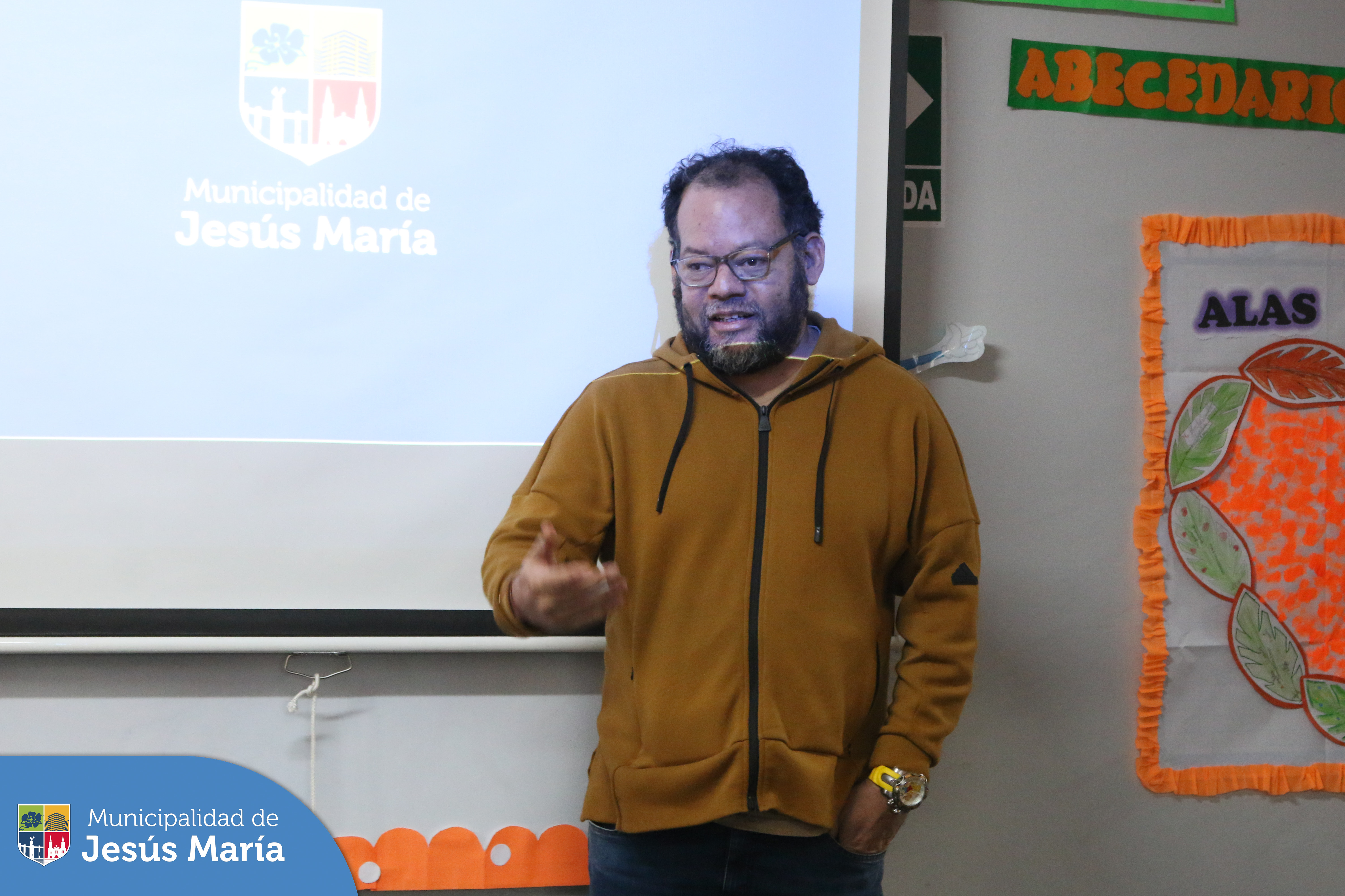Nuestra Oficina Municipal de Atención a las Personas con Discapacidad brindó la charla "Inclusión y apoyo para estudiantes con TEA" a los docentes de inicial y primaria del Colegio Saco Oliveros. 🏫
Con esta capacitación, buscamos dotar a los docentes con herramientas más efectivas para apoyar a nuestros estudiantes con Trastorno del Espectro Autista (TEA) y seguir promoviendo una educación inclusiva en los colegios del distrito.