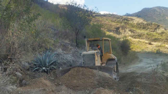 💠Desde el Instituto Vial Provincial (IVP) de Sihuas, se está llevando a cabo la inspección de los trabajos de mantenimiento rutinario en el siguiente tramo vial: 
🔹 EMP AN-548 - DV PACCHA - ULLCUTAY - QUINGAO ALTO (KM 24+500); QUINGAO ALTO (KM 25+170) - SAN MIGUEL (KM 47+780); SAN MIGUEL (KM 48+150) - CHINGALPO (KM 63+020); CHINGALPO (KM 63+600) - ACOBAMBA - PTE. VADO - EMP. PE-12B
Actualmente, la maquinaria está interviniendo en el tramo del KM 60, en el distrito de Chingalpo. Asimismo, la intervención continuará a lo largo de la carretera, pasando por la localidad de San Miguel hasta llegar al área conocida como Desembocadero.
Estos trabajos se realizan en virtud del convenio Nº 050-2024 MTC/21 con Provías Descentralizado, con el objetivo de asegurar el acceso a servicios esenciales y mejorar la conectividad entre las áreas urbanas y rurales.
