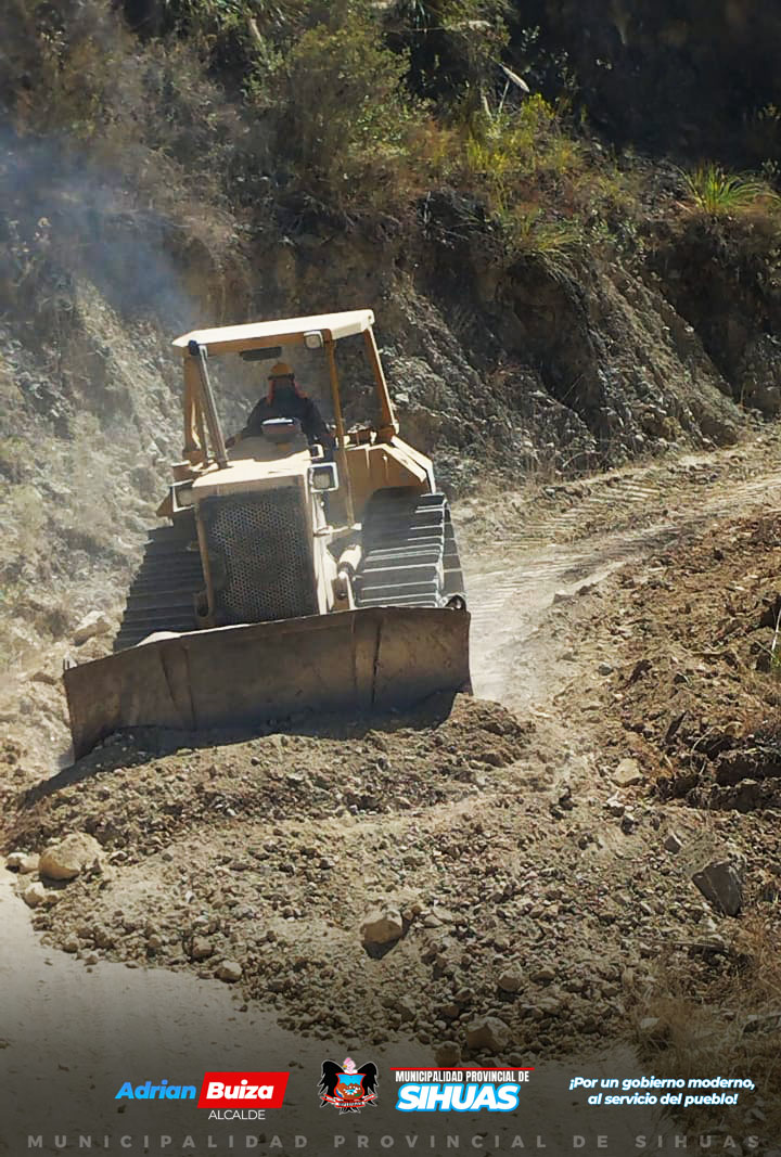💠Desde el Instituto Vial Provincial (IVP) de Sihuas, se está llevando a cabo la inspección de los trabajos de mantenimiento rutinario en el siguiente tramo vial:
🔹 EMP AN-548 - DV PACCHA - ULLCUTAY - QUINGAO ALTO (KM 24+500); QUINGAO ALTO (KM 25+170) - SAN MIGUEL (KM 47+780); SAN MIGUEL (KM 48+150) - CHINGALPO (KM 63+020); CHINGALPO (KM 63+600) - ACOBAMBA - PTE. VADO - EMP. PE-12B
Actualmente, la maquinaria está interviniendo en el tramo del KM 60, en el distrito de Chingalpo. Asimismo, la intervención continuará a lo largo de la carretera, pasando por la localidad de San Miguel hasta llegar al área conocida como Desembocadero.
Estos trabajos se realizan en virtud del convenio Nº 050-2024 MTC/21 con Provías Descentralizado, con el objetivo de asegurar el acceso a servicios esenciales y mejorar la conectividad entre las áreas urbanas y rurales.