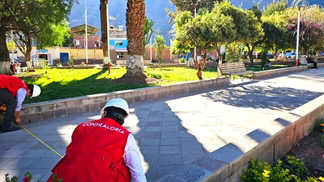 Cusco. – Tras la intervención integral de la Plaza de Armas del distrito de Calca, ejecutada por la Municipalidad Provincial de Calca, la Contraloría General detectó que a la fecha esta sigue inconclusa y presenta deficiencias. Esta situación afecta la finalidad pública, ya que los ciudadanos no cuentan con una mejor propuesta arquitectónica. Los trabajos iniciaron en el año 2022 con una inversión de S/ 1 262 042.