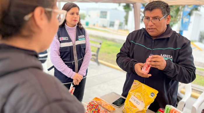 Capacitan a vecinos de Villa El Salvador para prevenir el consumo de golosinas vencidas y el uso de juguetes tóxicos