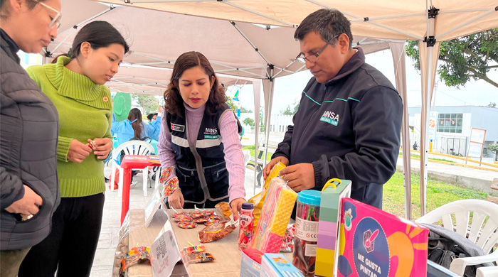 Capacitan a vecinos de Villa El Salvador para prevenir el consumo de golosinas vencidas y el uso de juguetes tóxicos
