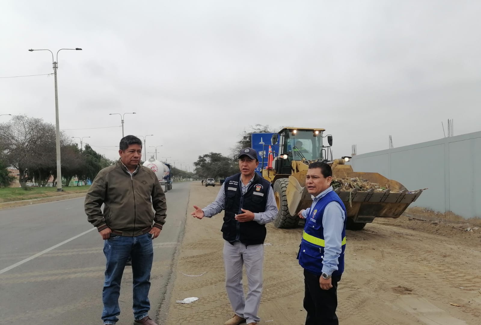 Maquinaria pesada en la eliminación de residuos sólidos y desmonte en la Av. Víctor Raúl 2