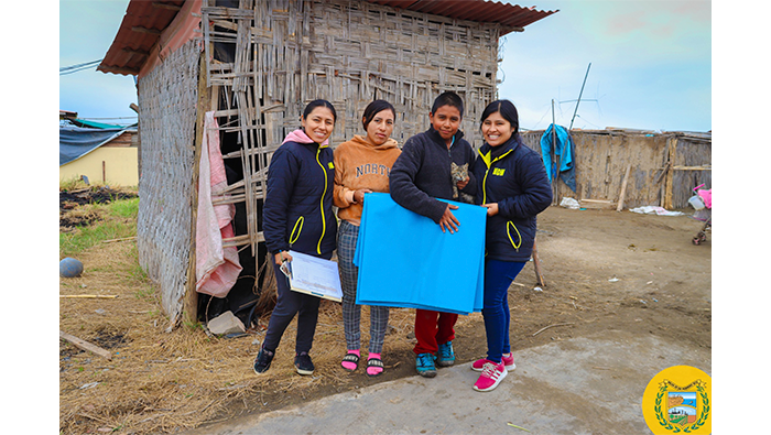 MDM realiza la entrega de plástico a familias afectadas por fuertes lluvias