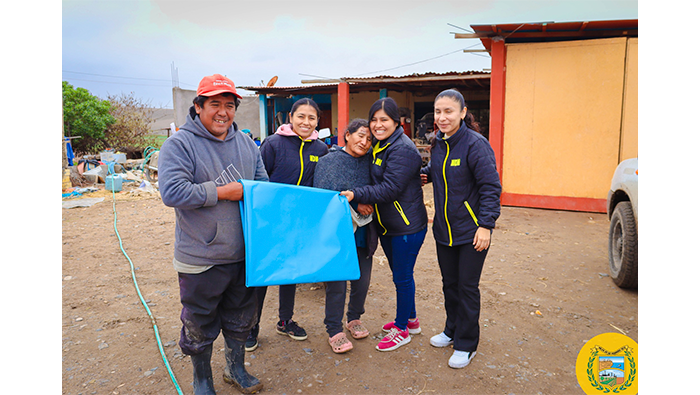 MDM realiza la entrega de plástico a familias afectadas por fuertes lluvias