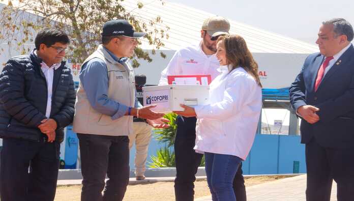 También se otorgó títulos a colegios y postas médicas de 4 provincias de la región.