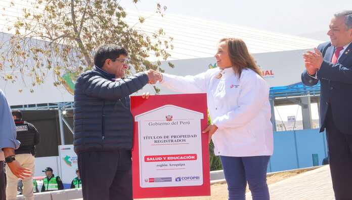 También se otorgó títulos a colegios y postas médicas de 4 provincias de la región.