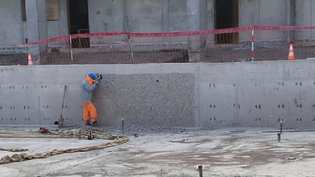 La Contraloría General alertó deficiencias técnicas, incremento de costos y retraso en la construcción de la piscina en el sector de César Vallejo, en el distrito de Mollendo. La obra está a cargo de la Municipalidad Provincial de Islay por administración directa con un presupuesto de S/ 12 354 299.