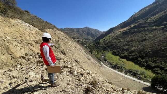  La Contraloría General advirtió situaciones que pueden afectar el funcionamiento y la calidad de la obra de creación de la vía vecinal que va desde el cruce de carretera La Llica hasta el cementerio del caserío Nuevo San Juan Bajo, ubicado en el distrito de Hualgayoc. Este proyecto está valorizado en
S/ 1 420 547, bajo la responsabilidad del municipio distrital.