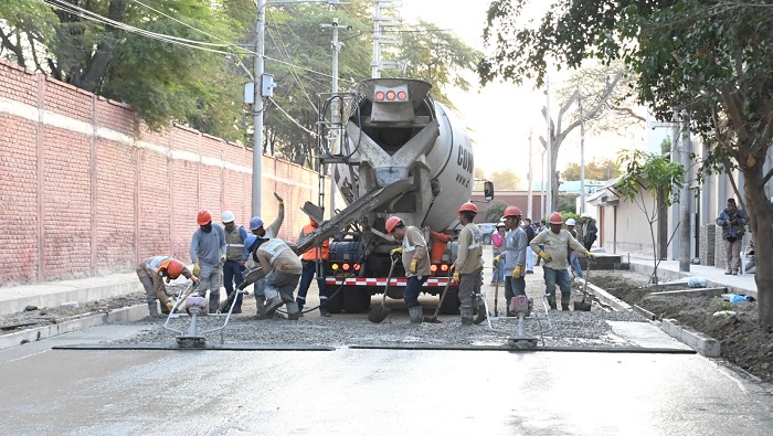 Inician vaciado de concreto en pista