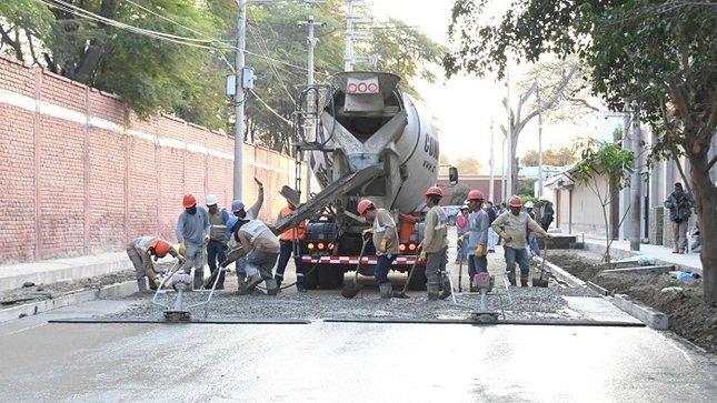 Inician vaciado de concreto en pista