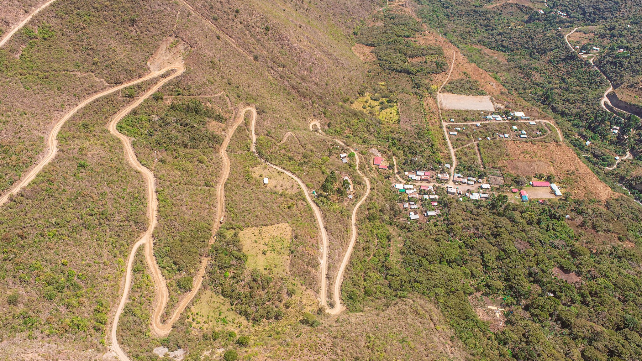 CARRETERA ERAPATA – HATUMPAMPA DE MÁS DE 29 KILÓMETROS