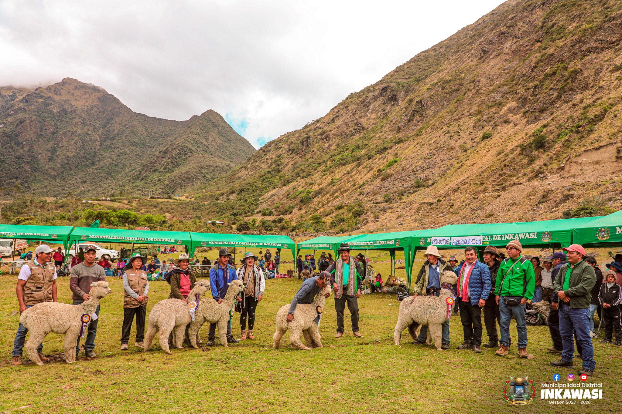 El alcalde, Joaquín Masías Echaccaya, junto a todos los regidores y autoridades locales, estuvieron presentes de principio a fin en las actividades. En su discurso, el alcalde reafirmó su compromiso de seguir apoyando futuros eventos, con la promesa de incluir más actividades y garantizar el continuo desarrollo de la Expoferia. Además, entregó los premios a los ganadores del concurso de juzgamiento de alpacas y del concurso gastronómico.