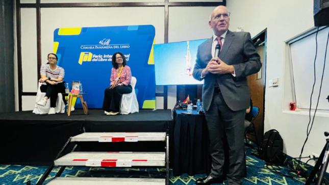 Escritora peruana presenta su libro “Vida Animal” en la Feria Internacional del Libro de Panamá 2024