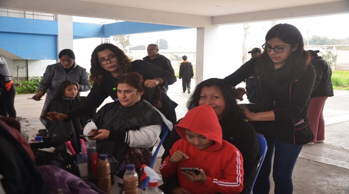 Estudiantes de CETPRO, realizan corte de cabello.