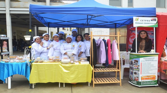 CETPRO muestra su productos de textilería, panadería y pastelería.
