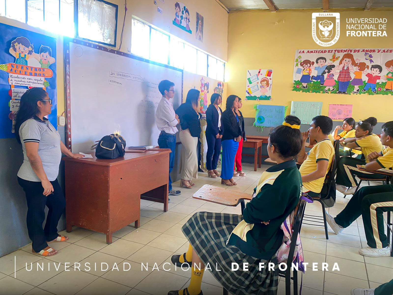 Estudiantes de la Facultad de Ciencias Empresariales y Turismo presentan proyecto de turismo escolar en Marcavelica.