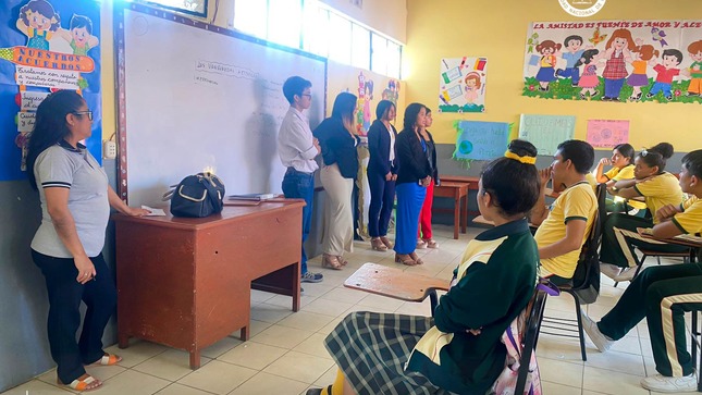 Estudiantes de la Facultad de Ciencias Empresariales y Turismo presentan proyecto de turismo escolar en Marcavelica.