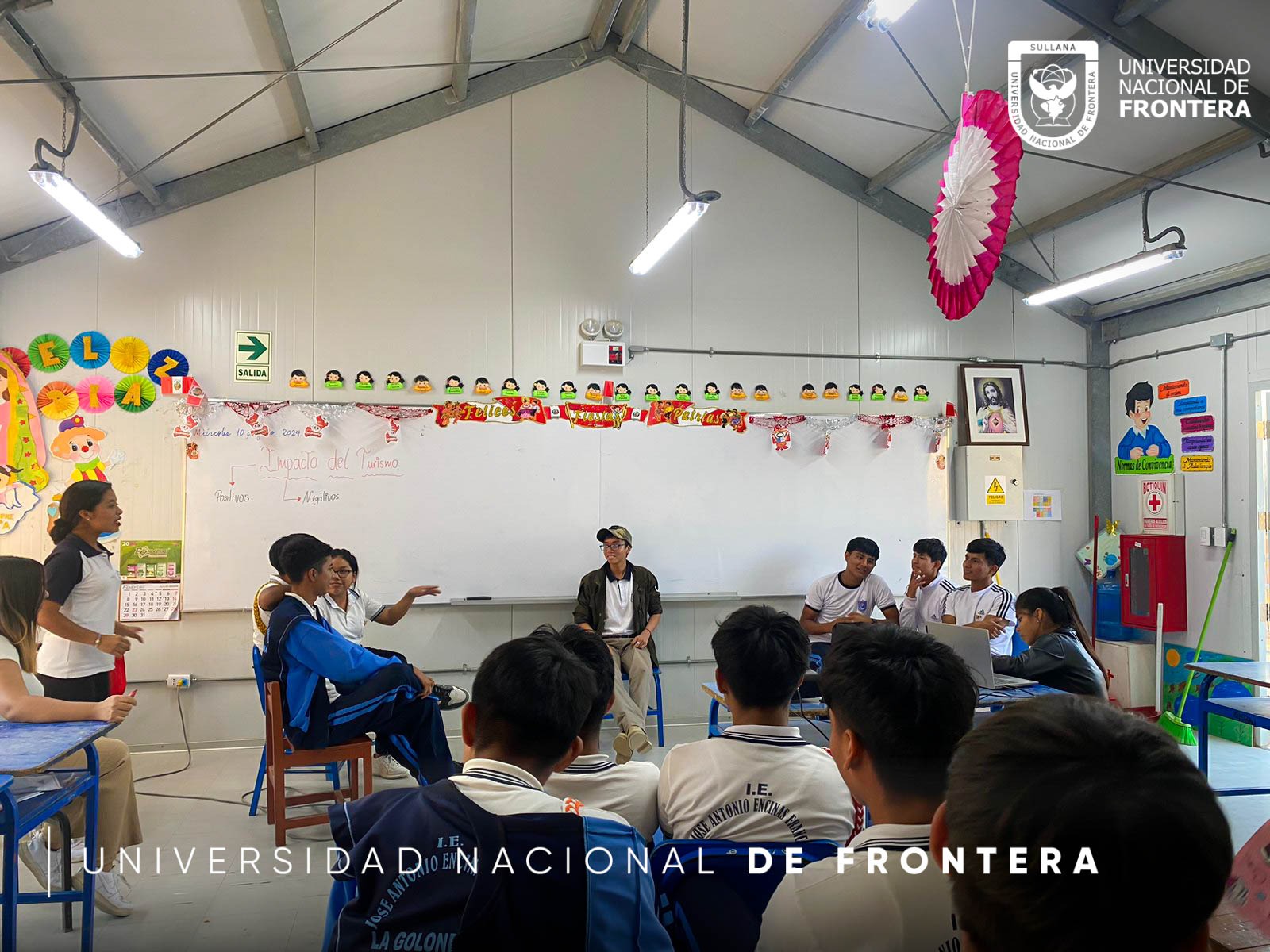 Estudiantes de la Facultad de Ciencias Empresariales y Turismo presentan proyecto de turismo escolar en Marcavelica.