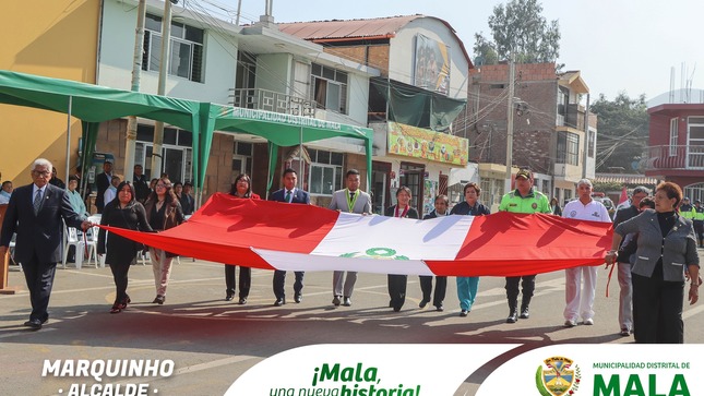 Izamiento Dominical en la Plaza de Armas de Mala