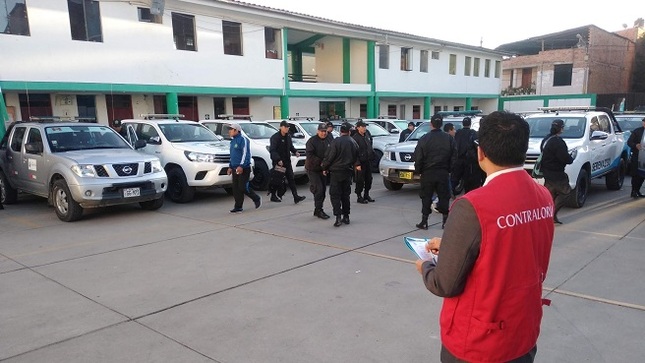 La Contraloría General alertó a la Policía Nacional del Perú (PNP) que 314 oficiales que pasaron a la situación de retiro en los últimos años continúan en posesión de las armas de fuego y equipo policial del Estado que les fue asignado para cumplir con el servicio policial, seguridad y defensa personal durante el periodo 2015-2024, situación que pondría en riesgo el destino y la posesión final de estos por no cumplir con la devolución en los plazos establecidos.
