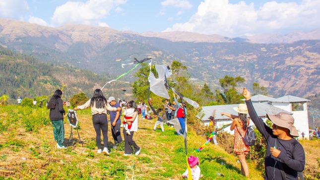 🎉WAYRA RAYMI: Ccorhuani Celebró Con Creatividad Y Sabores En El “I Concurso De Cometas Y Feria Gastronómica”.