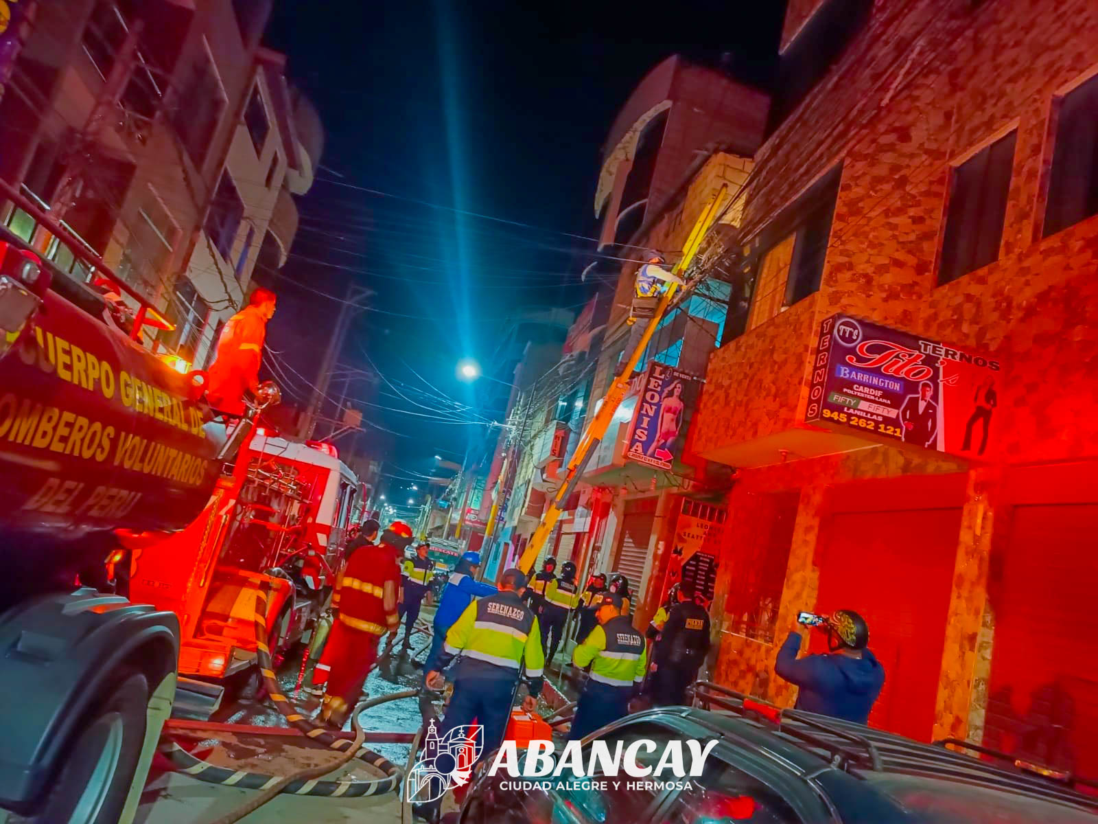 👩🚒🚨ACCIÓN CONJUNTA: Serenos, Bomberos, Policia, Personal De Salud Del SAMU Y EMUSAP Sofocan Incendio En El Jirón Arequipa, Sin Víctimas Que Lamentar.