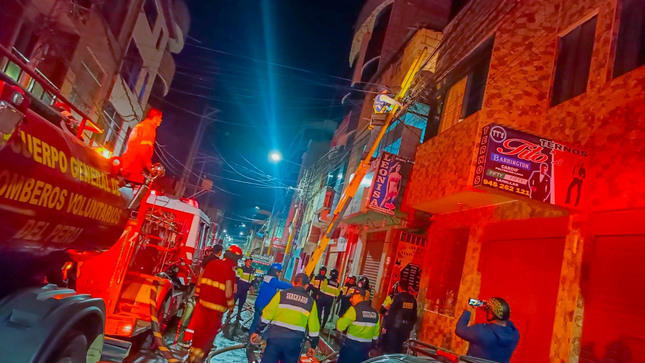👩‍🚒🚨ACCIÓN CONJUNTA: Serenos, Bomberos, Policia, Personal De Salud Del SAMU Y EMUSAP Sofocan Incendio En El Jirón  Arequipa, Sin Víctimas Que Lamentar.