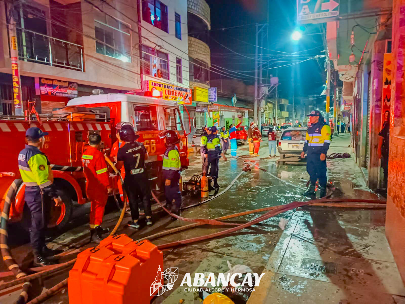👩🚒🚨ACCIÓN CONJUNTA: Serenos, Bomberos, Policia, Personal De Salud Del SAMU Y EMUSAP Sofocan Incendio En El Jirón Arequipa, Sin Víctimas Que Lamentar.