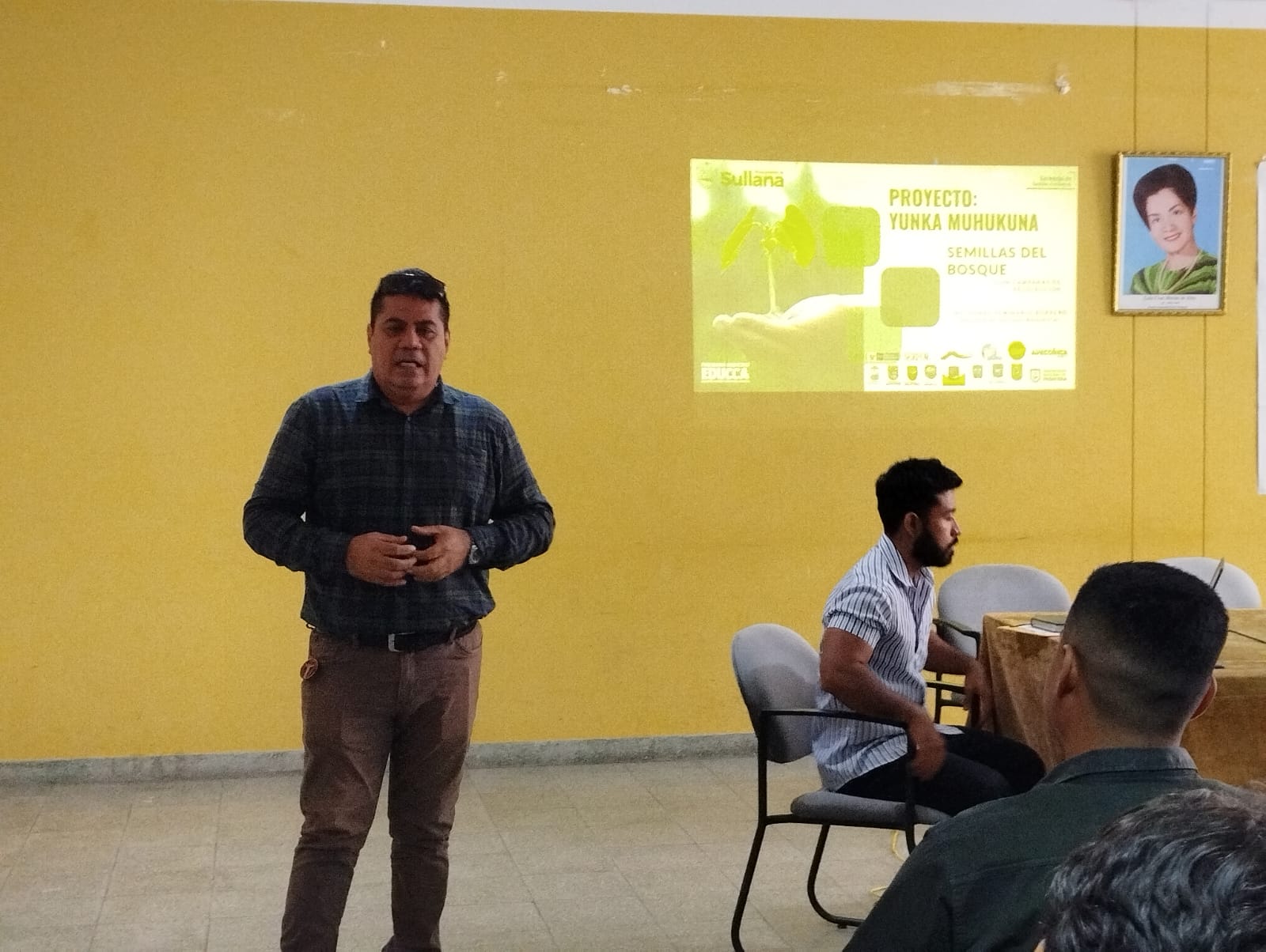 La Municipalidad Provincial de Sullana, a través de su Gerencia de Gestión Ambiental, conformó este miércoles 21 de agosto una mesa técnica provincial en colaboración con diversas instituciones públicas y municipalidades distritales de la provincia. Esta iniciativa forma parte del proyecto de reforestación “Semillas del Bosque”, cuyo objetivo principal es acopiar, reproducir y sembrar especies nativas de la región, en respuesta a la urgente necesidad de adaptación al cambio climático.
Durante la reunión, el ingeniero Henry Seminario Borrero, gerente de Gestión Ambiental, explicó que la mesa técnica servirá como plataforma para impulsar el proyecto "Yunka Mahukuna - Semillas del Bosque", el cual cuenta con el respaldo del Ministerio del Ambiente.
Este proyecto busca recolectar y propagar semillas de especies forestales nativas, extraídas de bosques naturales y zonas de amortiguamiento en áreas naturales protegidas de Sullana. Las semillas serán cultivadas en cinco viveros pilotos, produciendo plantones que serán utilizados para reforestar áreas degradadas, fragmentos de bosques, cabeceras de cuenca y defensas ribereñas.
La iniciativa cuenta con el apoyo y participación de importantes instituciones como el Gobierno Regional a través de NORBOSQUE, SERNANP, SERFOR, Proyecto Bosque Seco, UGEL Sullana, Universidad Nacional de Frontera (UNF), Dirección Regional de Agricultura, así como de las municipalidades distritales de Querecotillo, Bellavista, Lancones y Miguel Checa, y las ONGs Aider y Apecoinca.
Este esfuerzo conjunto no solo busca restaurar los ecosistemas dañados, sino también promover la conservación de las especies nativas y fortalecer la capacidad de la provincia para enfrentar los desafíos del cambio climático.