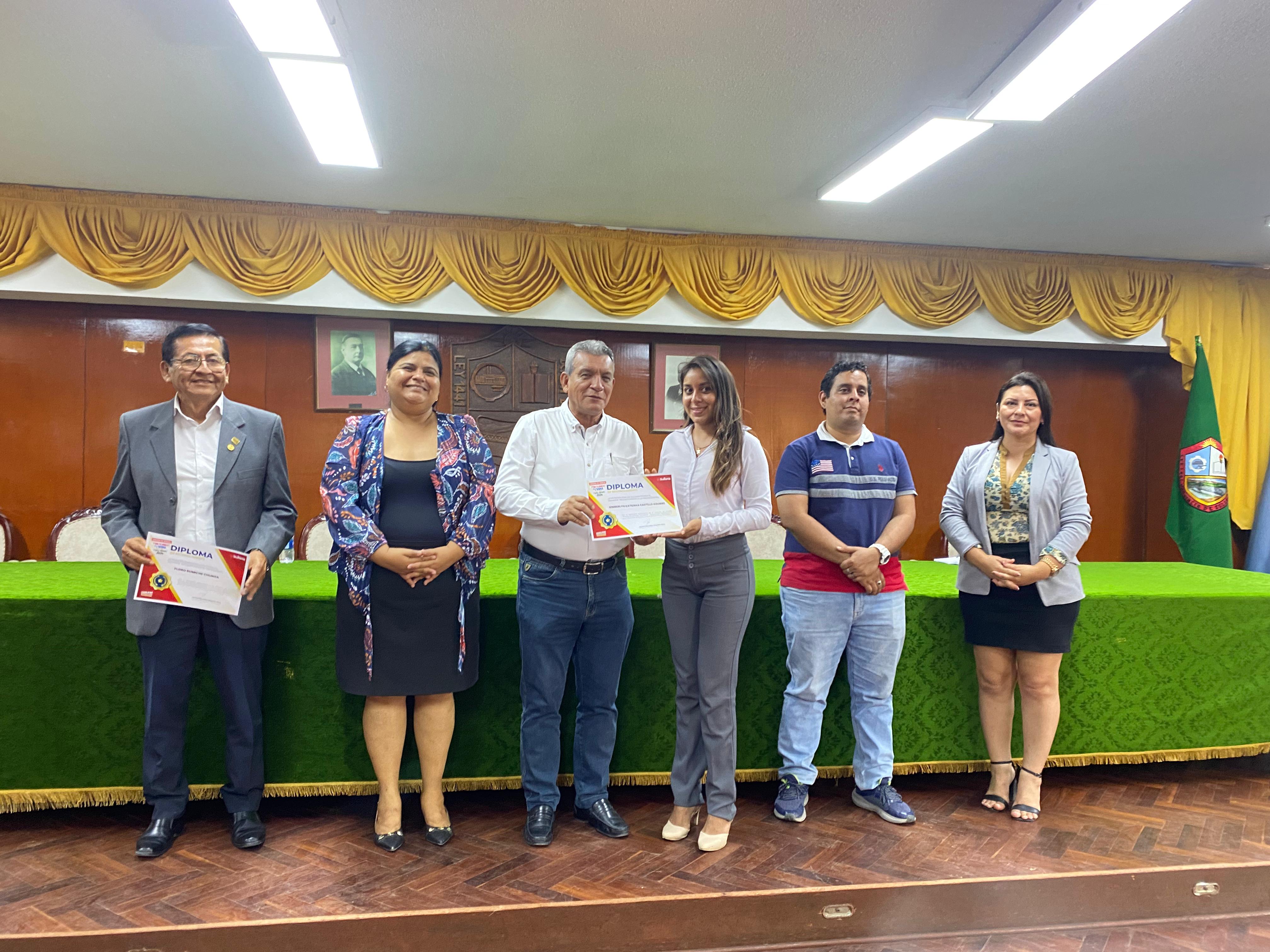 La Municipalidad de Sullana llevó a cabo la ceremonia de premiación del “Concurso de Murales Pincelando el Chira”, donde más de 90 estudiantes y profesores fueron reconocidos por su participación. El objetivo del concurso fue resaltar el arte, la cultura y la historia de la provincia de Sullana.
En esta ceremonia se premió a los tres primeros puestos de dicho concurso. El primer puesto fue para la I.E. N°15025 “José Cardó”, el segundo lugar para el Colegio Parroquial Mixto “San Pedro Chanel”, y el tercer puesto para la I.E. N°14791 Cieneguillo Norte “San Juan de Los Ranchos”, cuyos estudiantes y docentes recibieron su respectivo diploma de manos del alcalde Marlem Mogollón Meca.
Asimismo, la autoridad provincial, acompañada de los regidores Tatiana Ríos y Diego Pulache, además de la gerente de Desarrollo Económico Lic. Yesbi Lisset Reyes Lizano y la subgerente de Desarrollo y Turismo, Flor Otero Juárez, hicieron entrega de diplomas a los escolares de las demás instituciones educativas participantes; entre ellas: I.E. “15027-Amauta”, Colegio Adventista Sullana, I.E. “José María Raygada Gallo”, I.E.P. “Libertador Simón Bolívar”, I.E.P. “Tte. Miguel Cortés”, I.E.P. “Nuestra Señora de las Mercedes”, I.E.P. IEDUBER, I.E.P. “Niño Jesús de Praga”, I.E. “20 501” en Nazareno, I.E. “20508 San Francisco de Asís – Marcavelica”, I.E.P. “Diego Thomson”, I.E.P. “Eros Erudic”, I.E.P. “Mi Perú”, I.E. “19 de Junio”, entre otros.
La ocasión fue también propicia para reconocer al equipo de la Gerencia de Desarrollo Económico, que durante la realización del concurso, en el mes de julio, estuvo dirigida por el Econ. Floro Rumiche Chunga.
“Felicito a los estudiantes y profesores de todas las instituciones educativas que durante cinco días plasmaron la creatividad y sentimiento que representa la cultura de Sullana, el paseo Turicarami ahora es atractivo, para nosotros y turistas. Asimismo, agradecer el apoyo del empresariado local para contribuir con el éxito de esta iniciativa”, expresó Mogollón Meca.