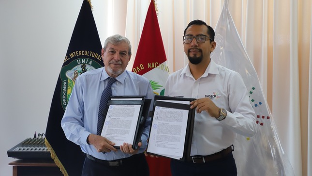 Foto de Rector de la UNIA Juan López Rui y jefe de la Zona VI – Sede Pucallpa Ramón Lucas Isidro muestran convenio firmado