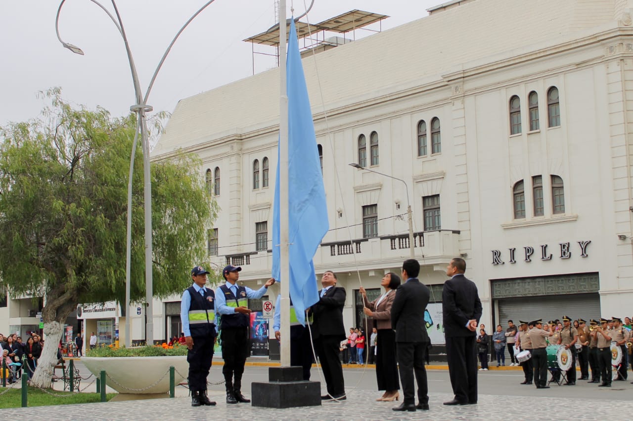 alcaldesa iza la bandera de Chiclayo