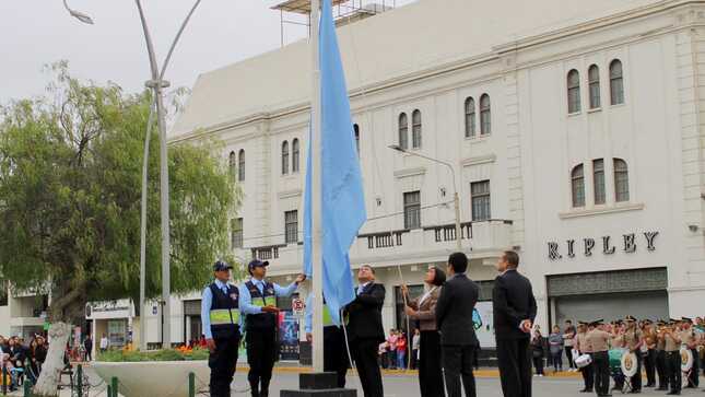alcaldesa iza la bandera de Chiclayo