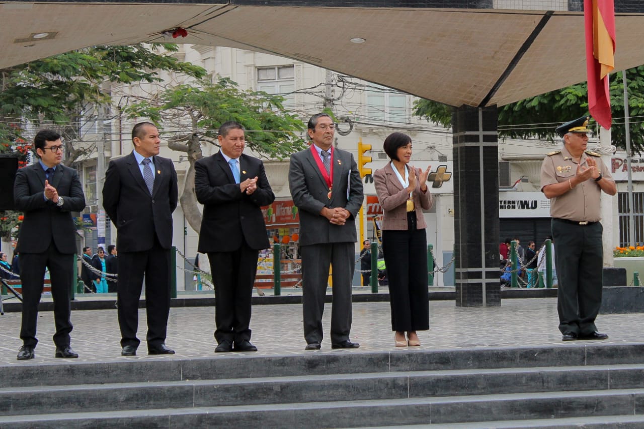 ceremonia de izamiento y desfile