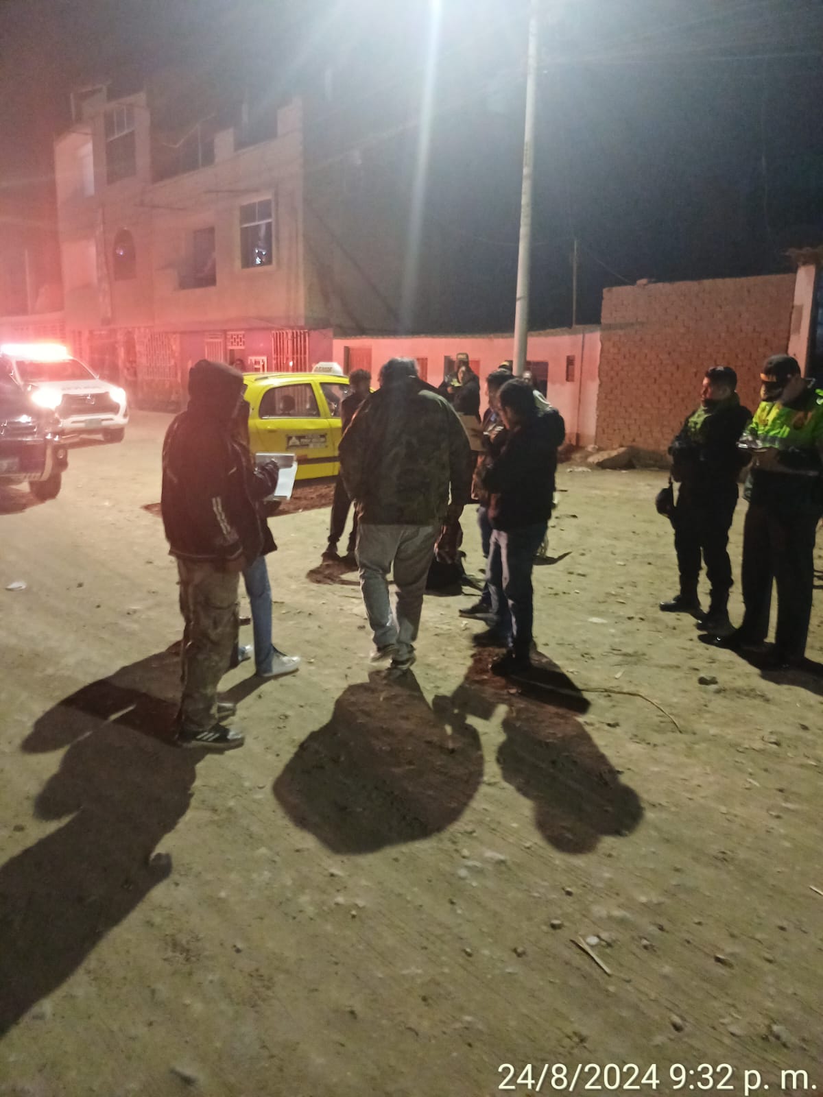 autos y combis en espacios públicos