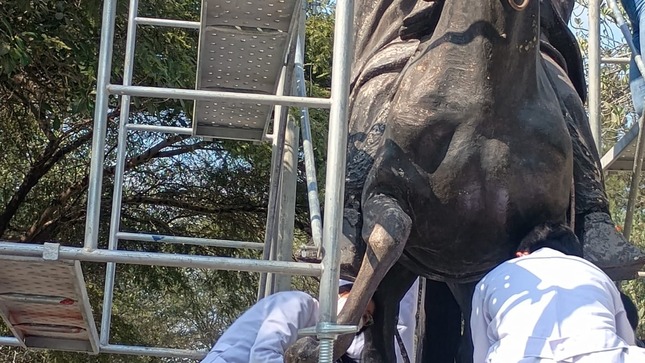 RESTAURAN ESCULTURA EL CHALÁN DE BACA ROSSI 6