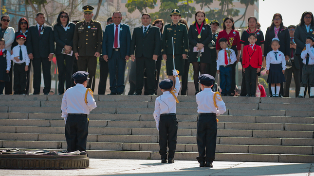 Niñez le rinde homenaje al Perú 