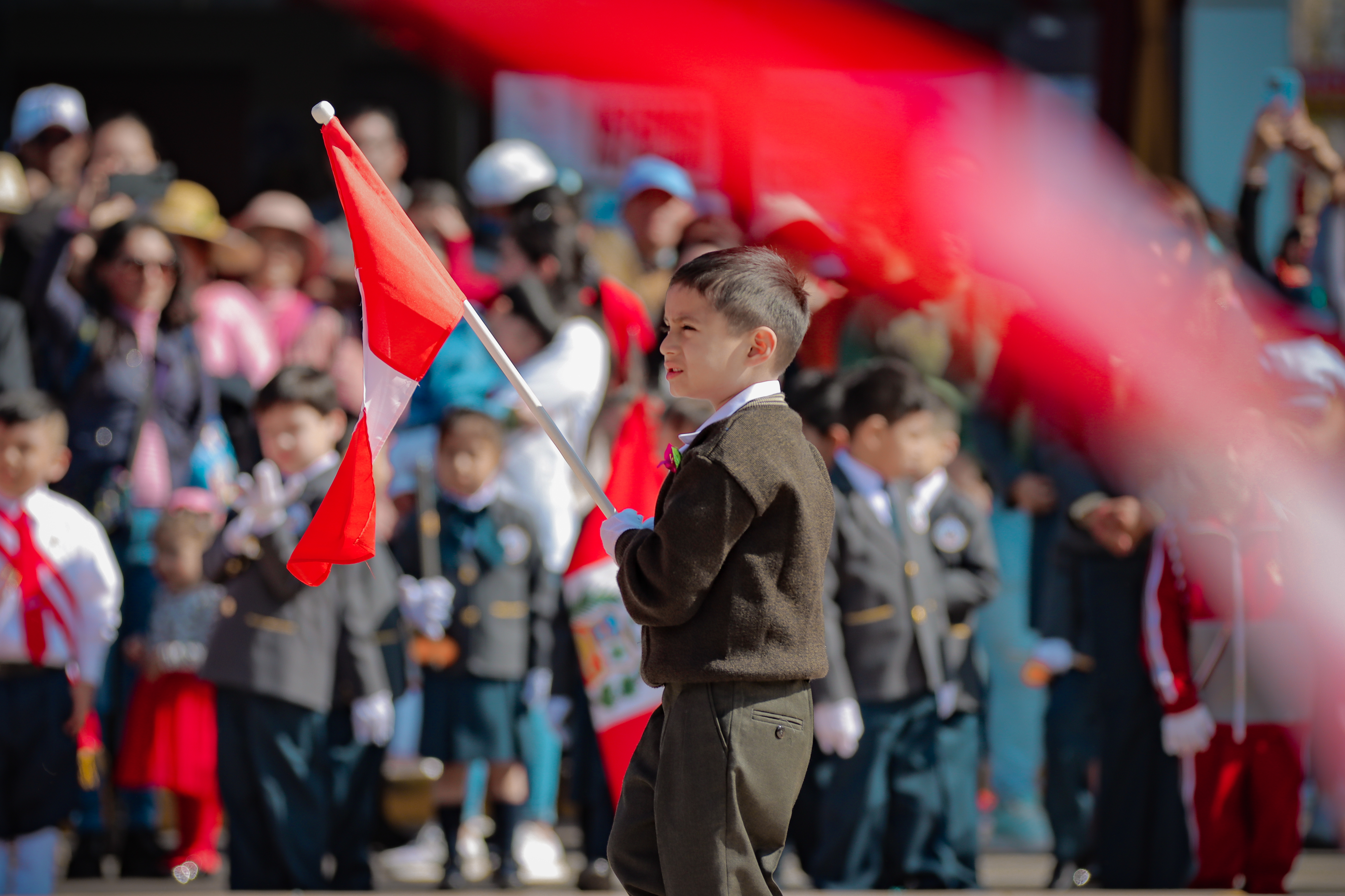 Niñez le rinde homenaje al Perú