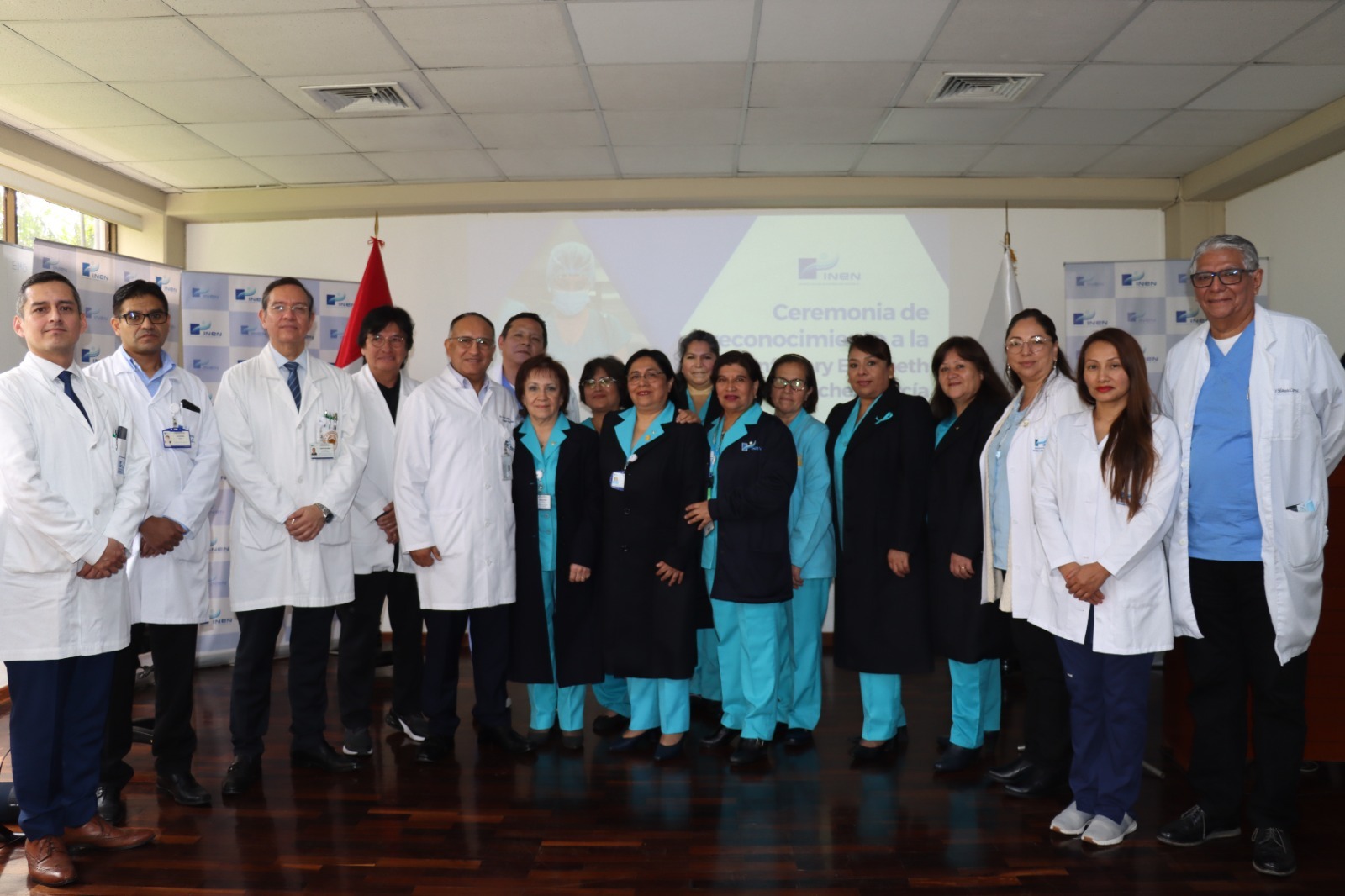 INEN: Enfermera con 50 años de servicio recibe merecido reconocimiento