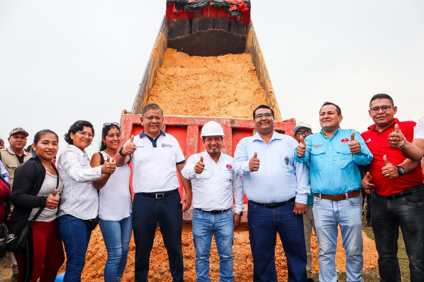 Alcalde Cesar Vidaurre participa en el inicio del levantamiento de rasante en los A.H de la zona periurbana de Belรฉn