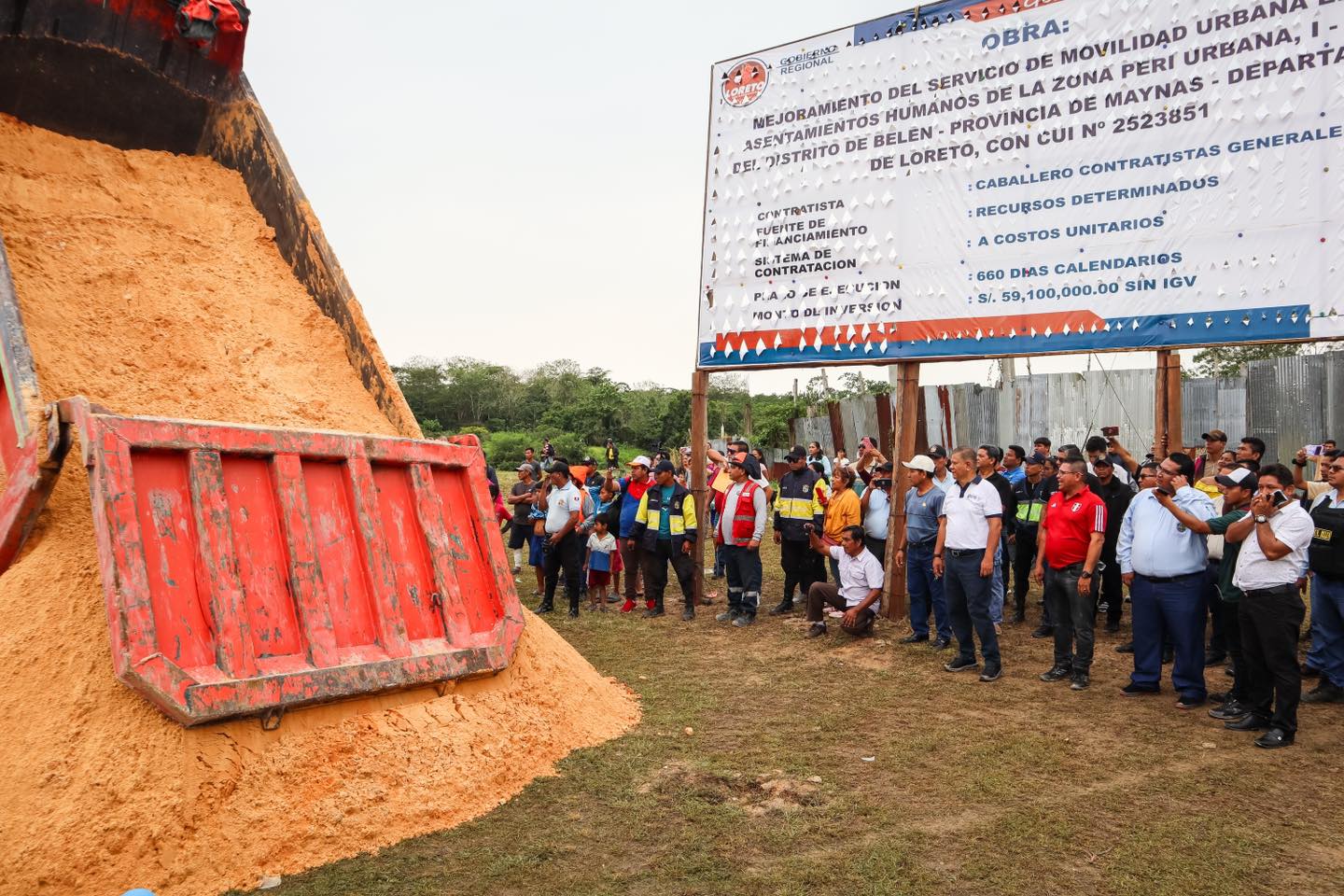 Alcalde Cesar Vidaurre participa en el inicio del levantamiento de rasante en los A.H de la zona periurbana de Belรฉn