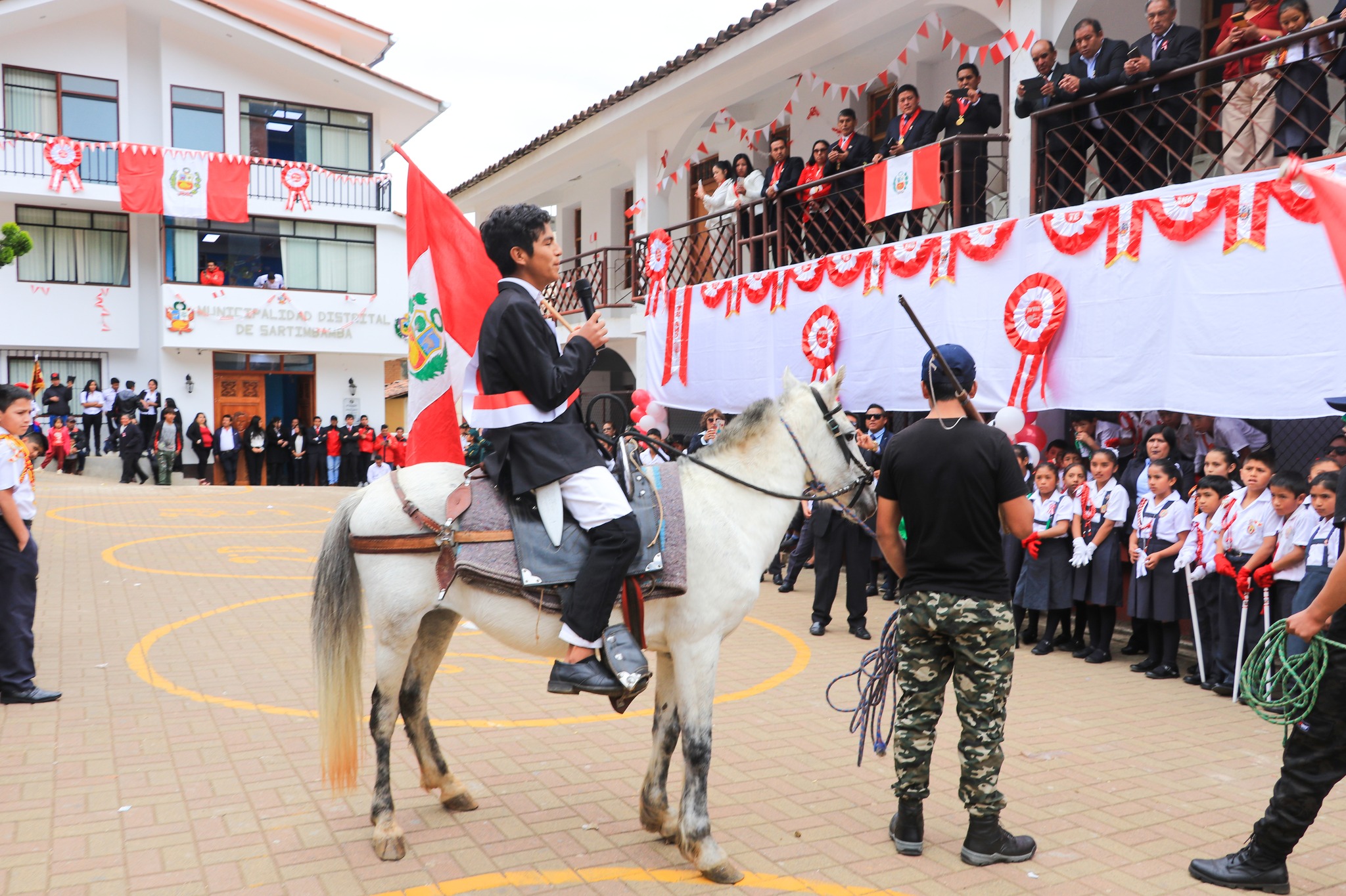 Sartimbamba celebró los 203 años de la Proclamación de la Independencia del Perú