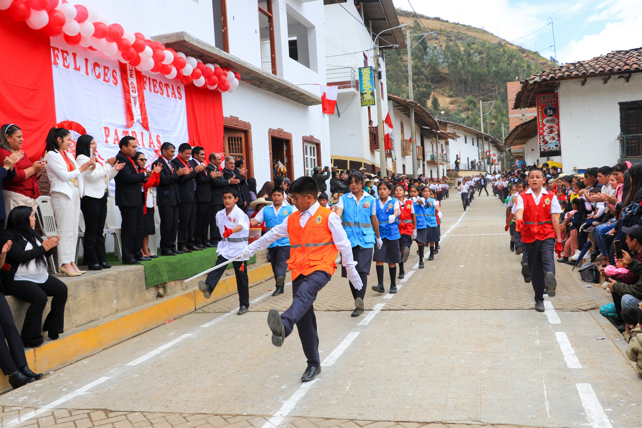 Sartimbamba celebró los 203 años de la Proclamación de la Independencia del Perú
