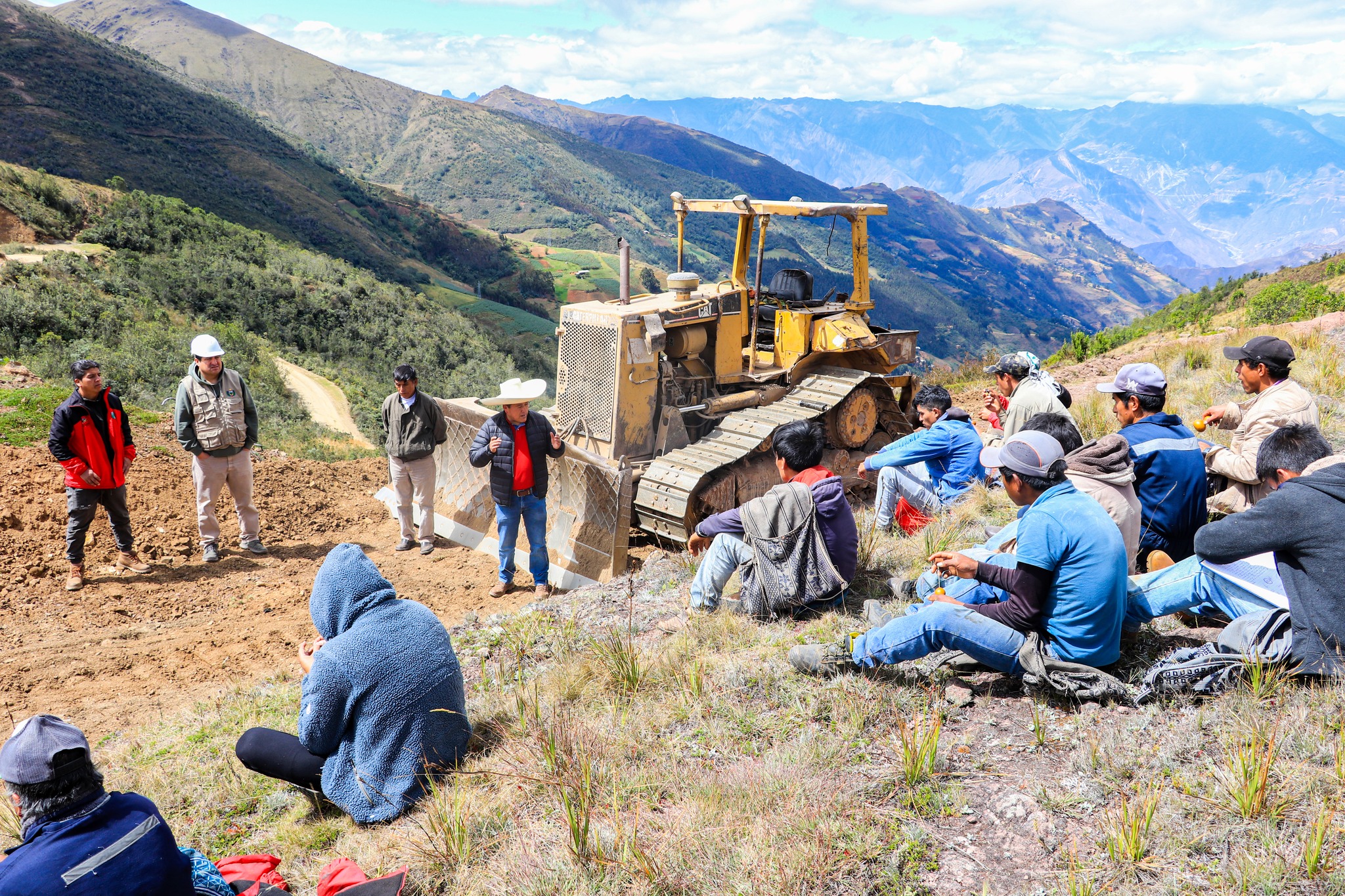 Inicia apertura de trocha carrozable que conectará Sartimbamba con Chugay