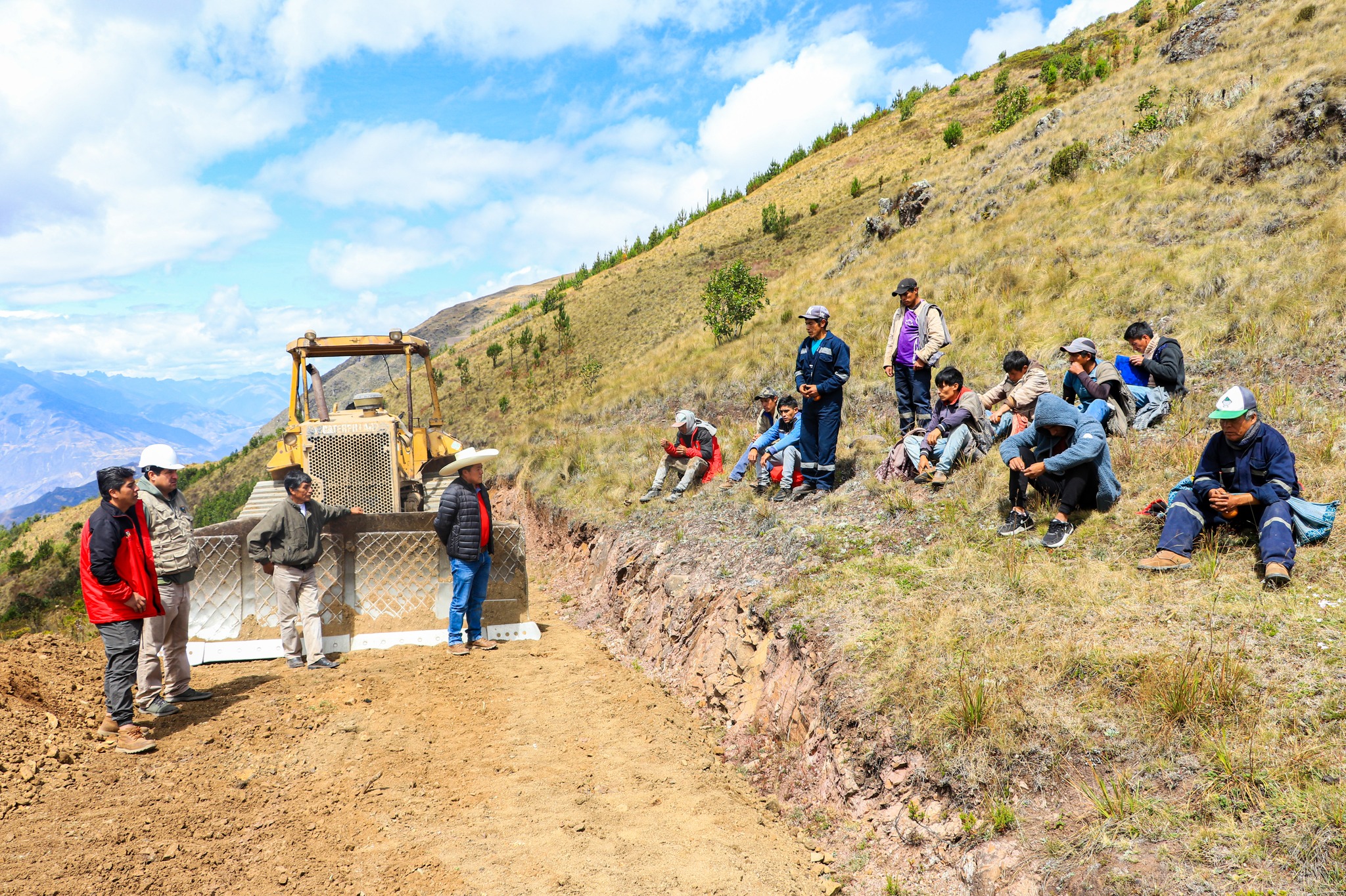 Inicia apertura de trocha carrozable que conectará Sartimbamba con Chugay