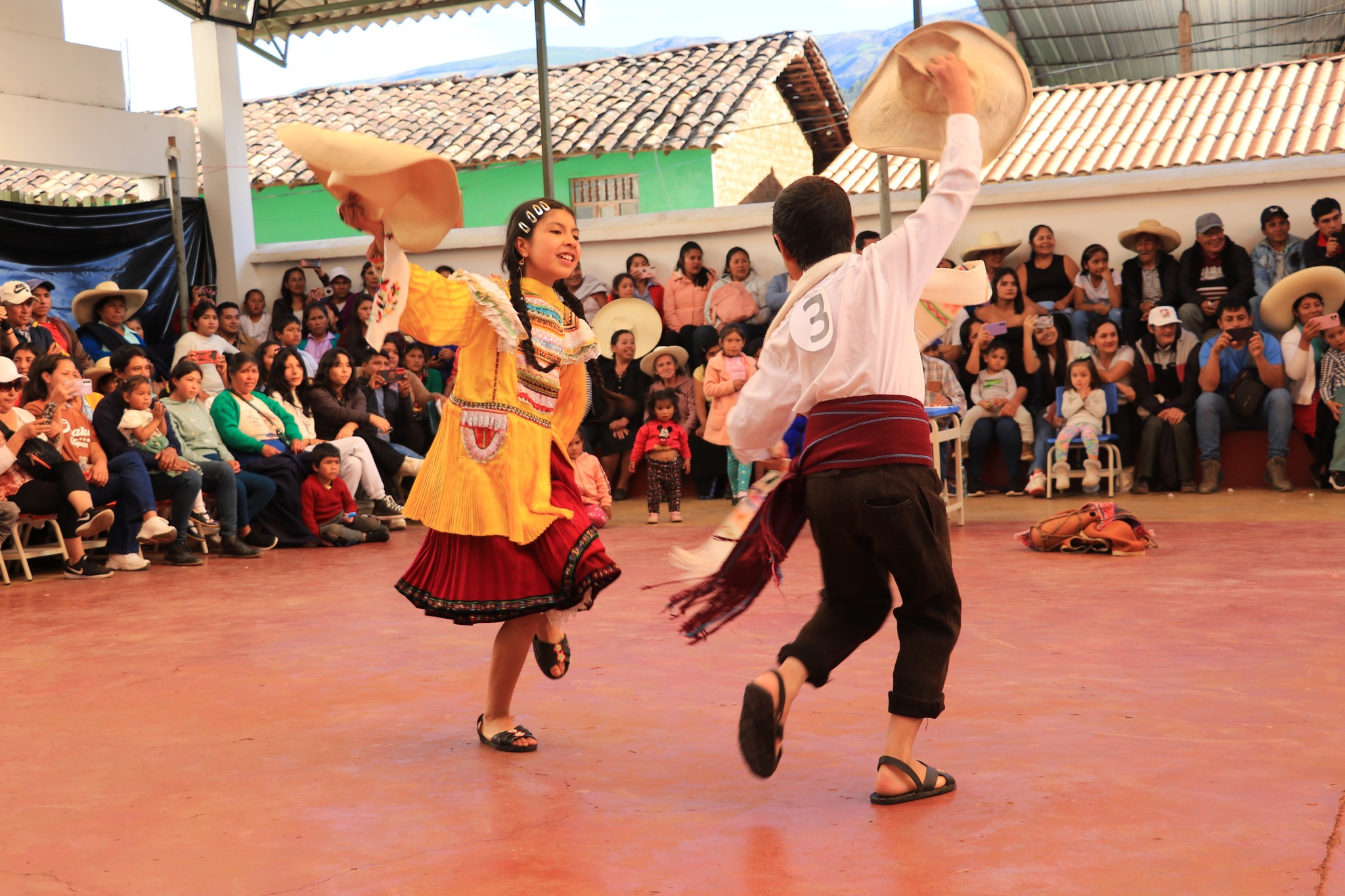Concurso de huayno con caja en Sartimbamba