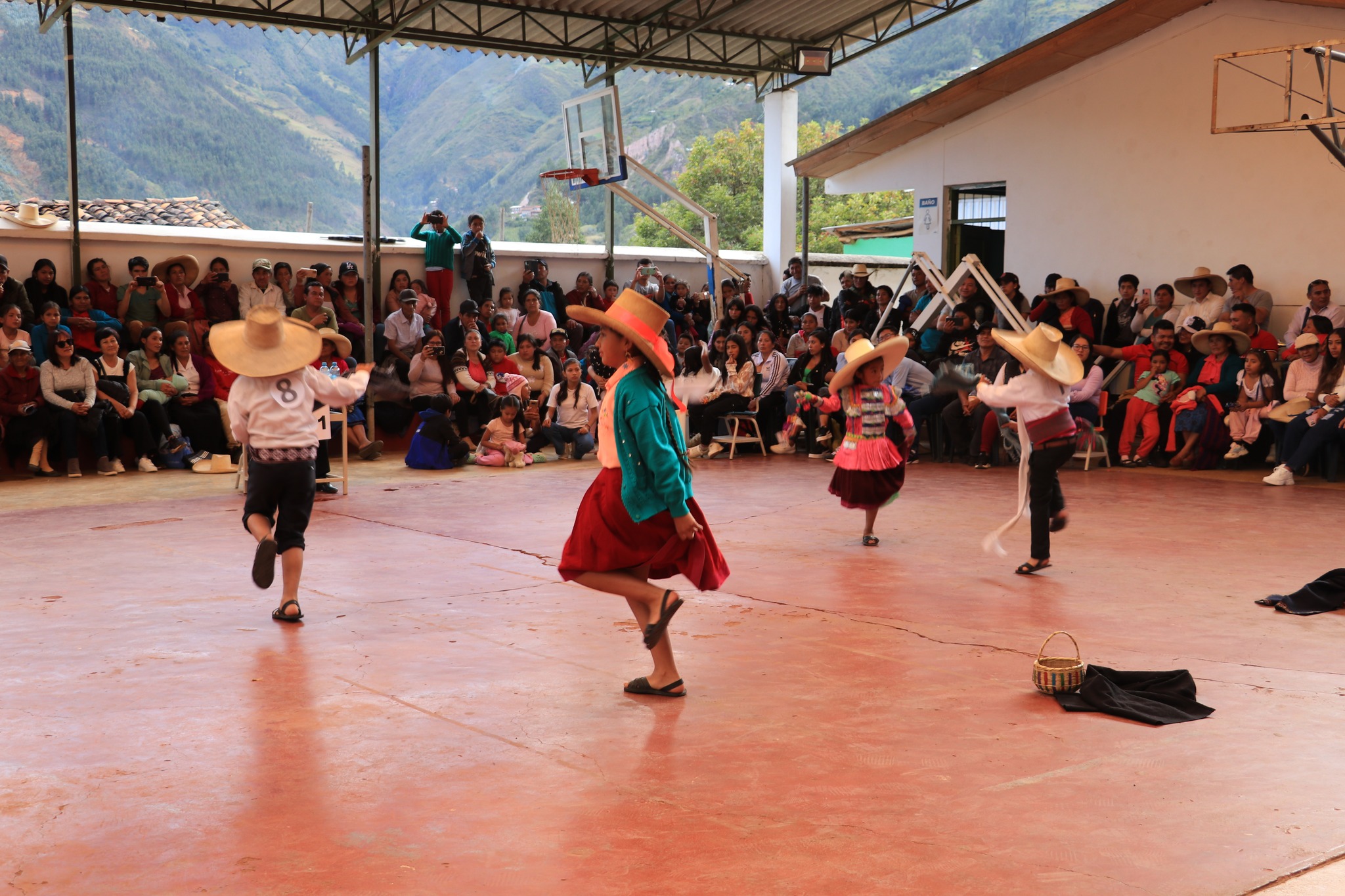 Concurso de huayno con caja en Sartimbamba